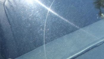 Как убрать царапины на стекле автомобиля своими руками