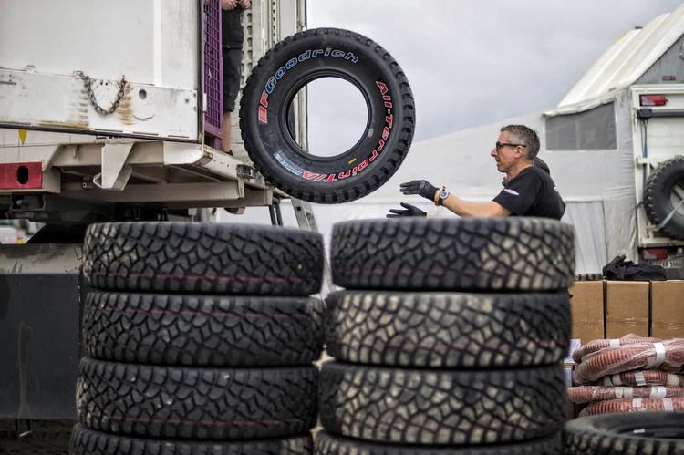 Париж-Дакар: легенда гонок на грузовиках